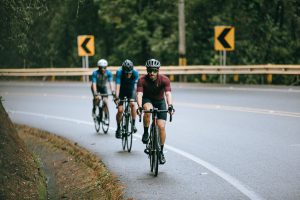 Cyklister med hjelm på landevejen