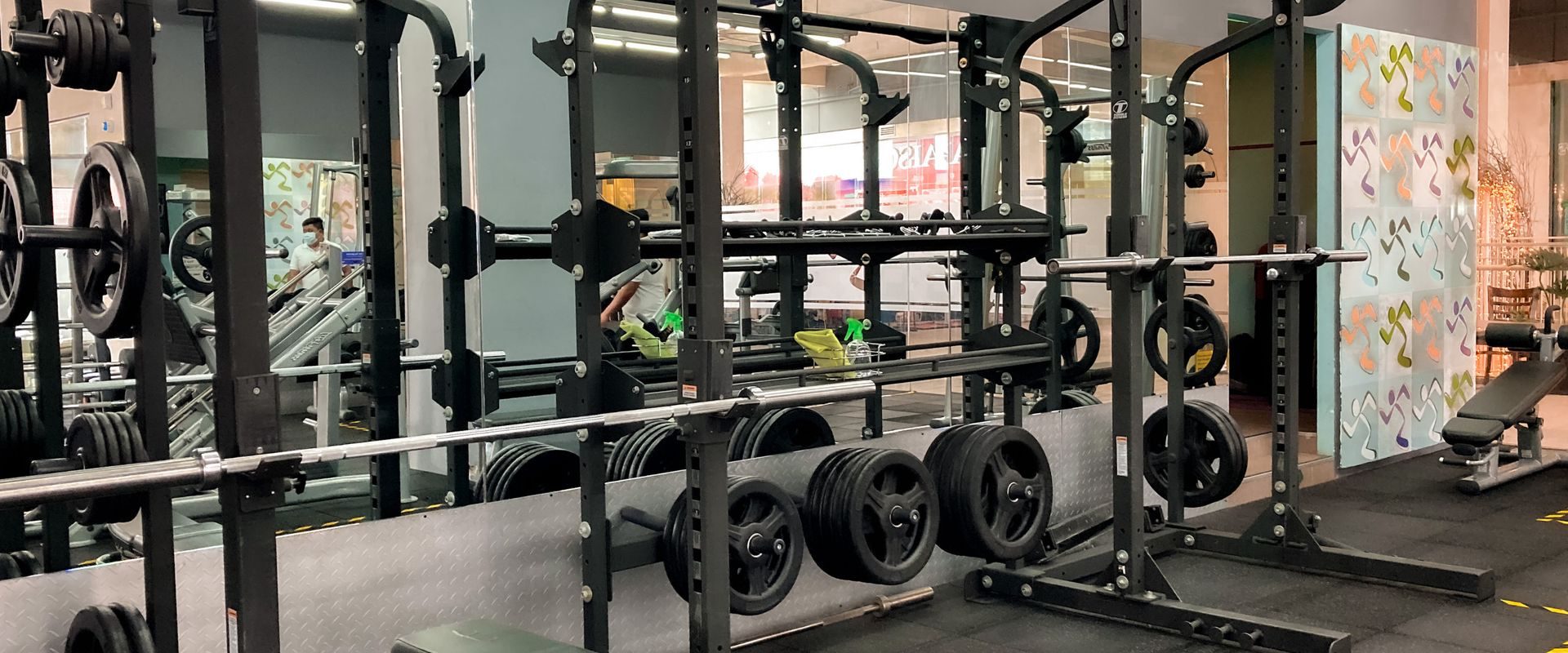 Fitnesscenter med bænke og vægte
