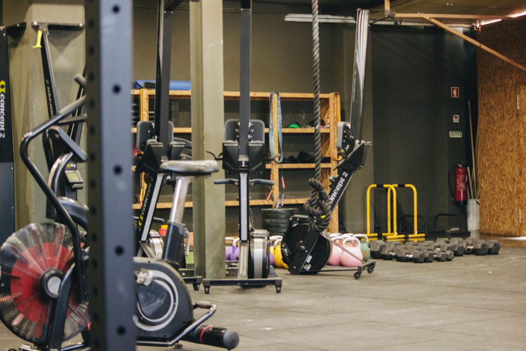 Fitnesscenter med forskelligt træningsudstyr