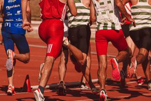 Løbere på en atletikbane