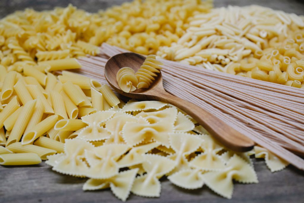 Forskellige slags ukogt pasta