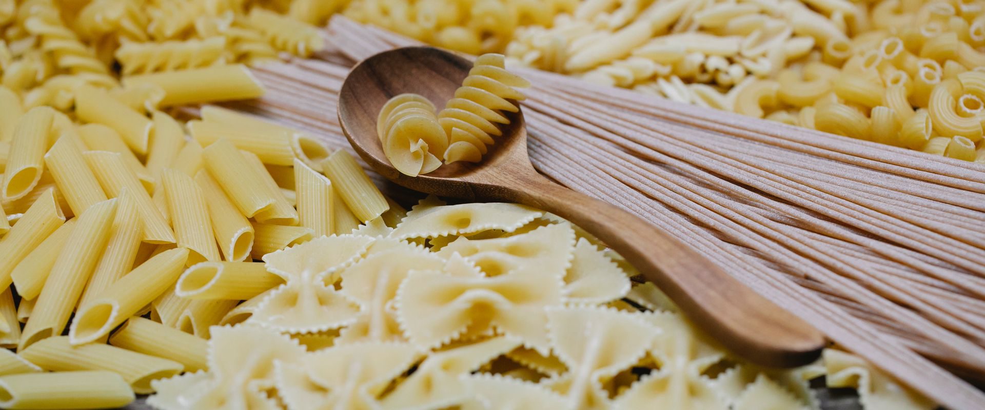 Forskellige slags ukogt pasta