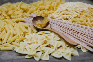 Forskellige slags ukogt pasta