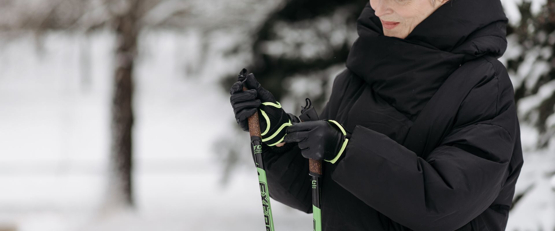 Kvinde med stave klar til nordic walking