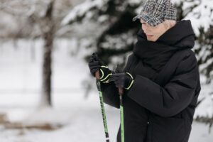 Kvinde med stave klar til nordic walking