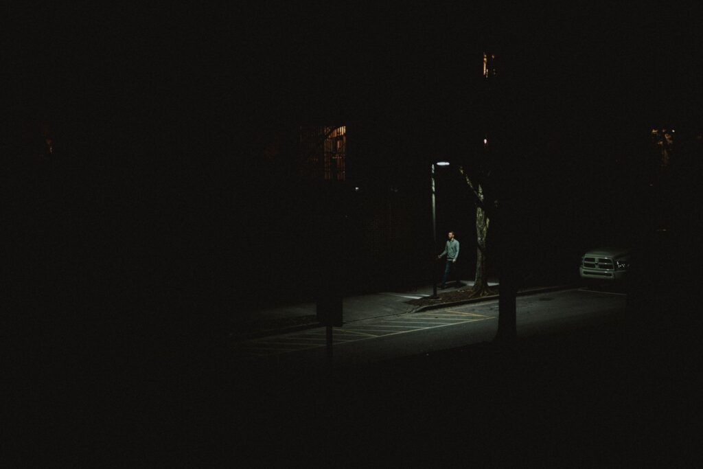 Person på en gade om aftenen i mørke