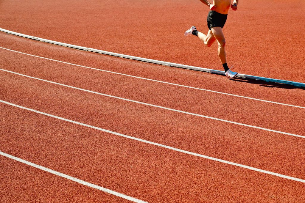 Løber på en rød atletikbane