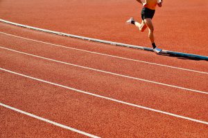 Løber på en rød atletikbane