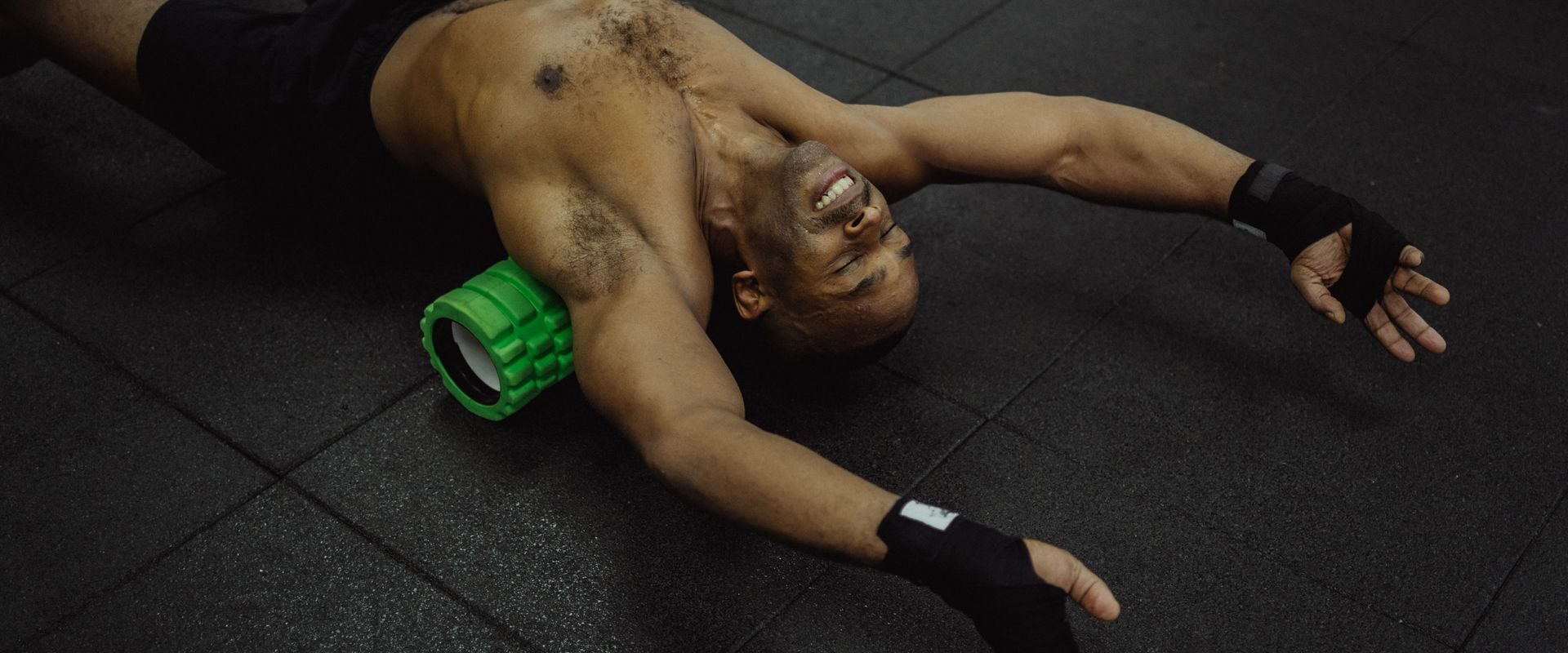 Mand ligger på en foam roller efter træning