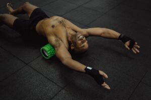 Mand ligger på en foam roller efter træning
