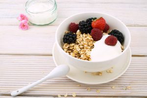 Granola med bær og yoghurt