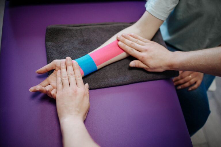 Kinesiotape bliver lagt på en persons krop