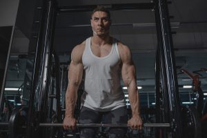 Mand løfter vægte i fitnesscenter