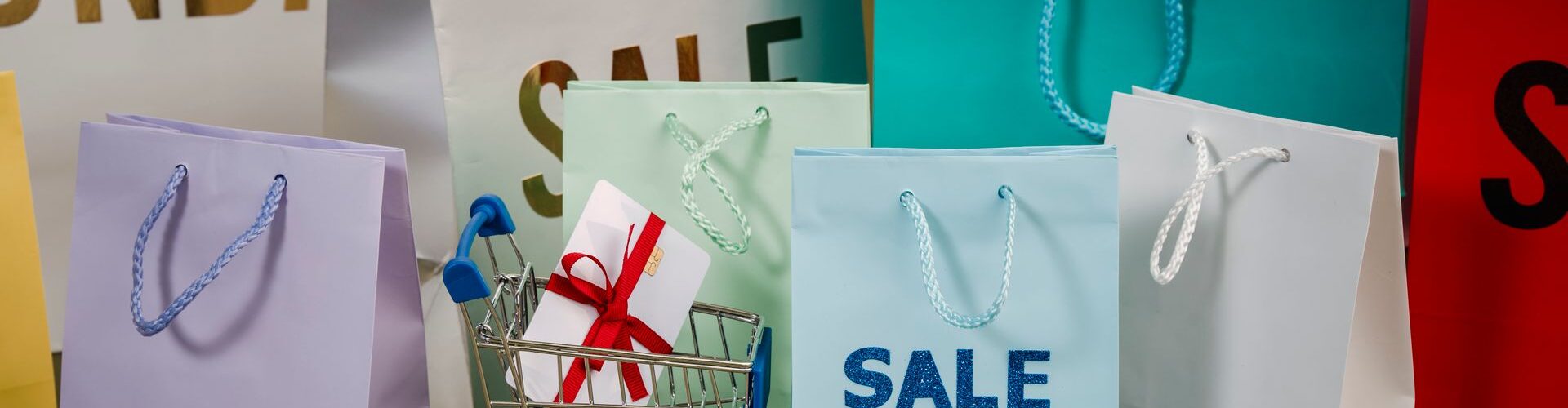 Indkøbsposer med teksten sale