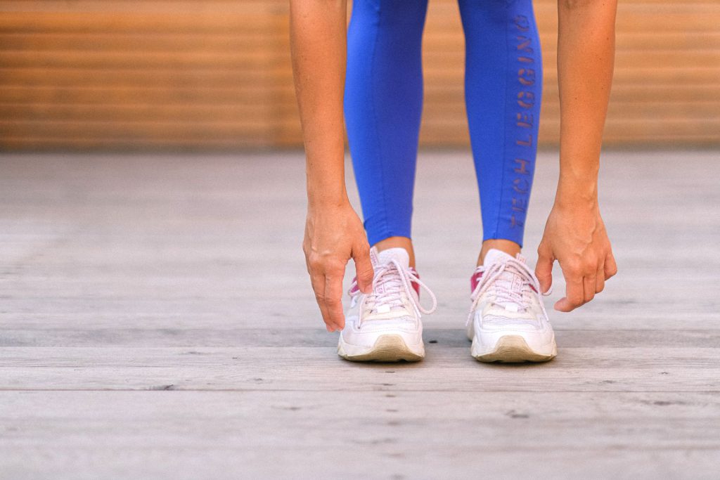 Sportskvinde i blå leggings