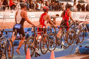 Triatleter skifter fra svømning til cykel