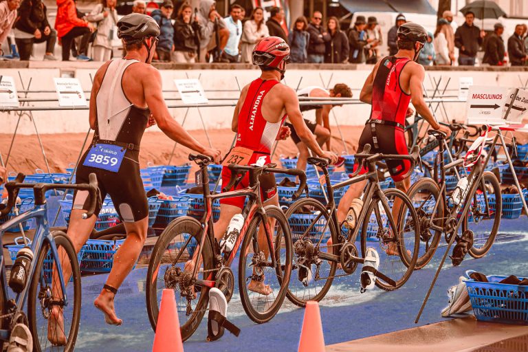 Triatleter skifter fra svømning til cykel