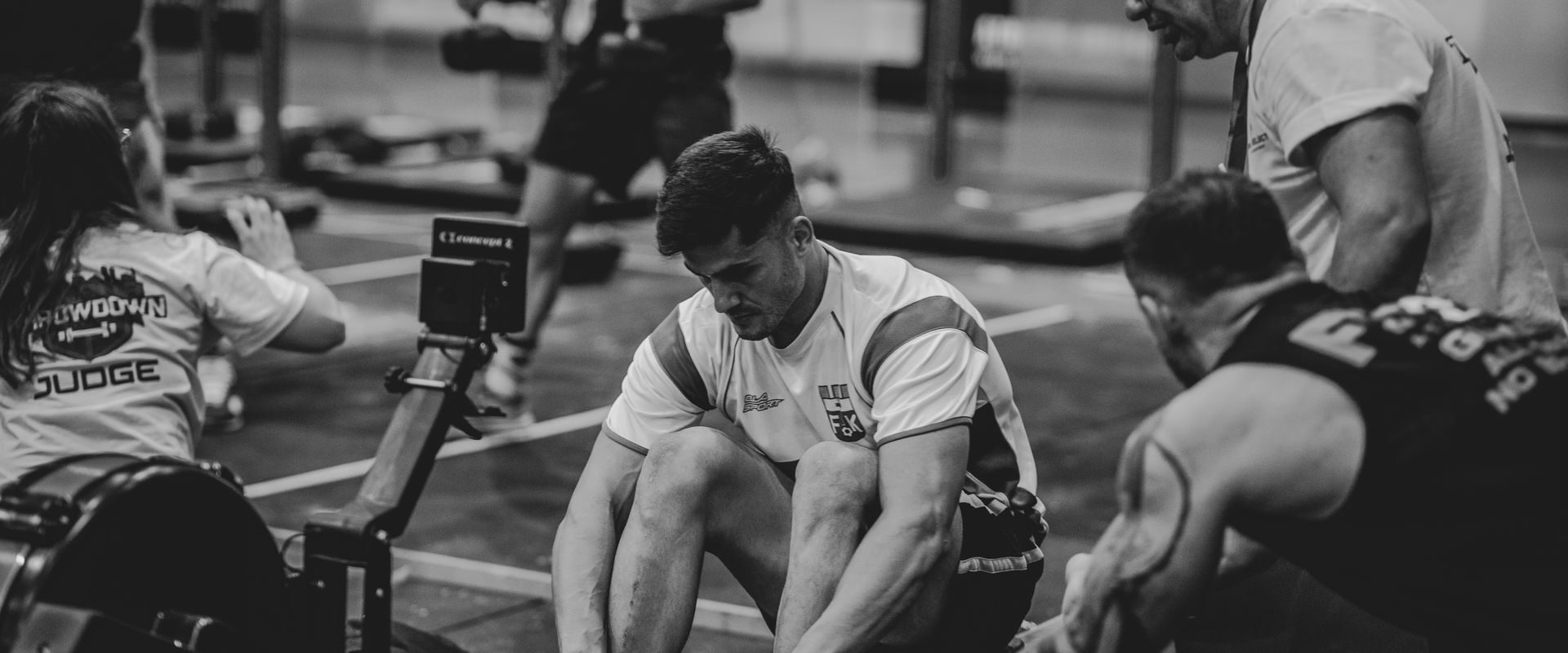 Mænd der ror på romaskiner i et fitnesscenter