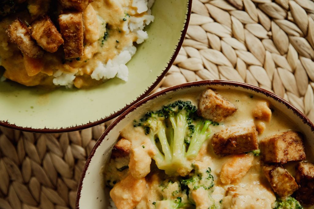 Vegansk skål med broccoli og tofu