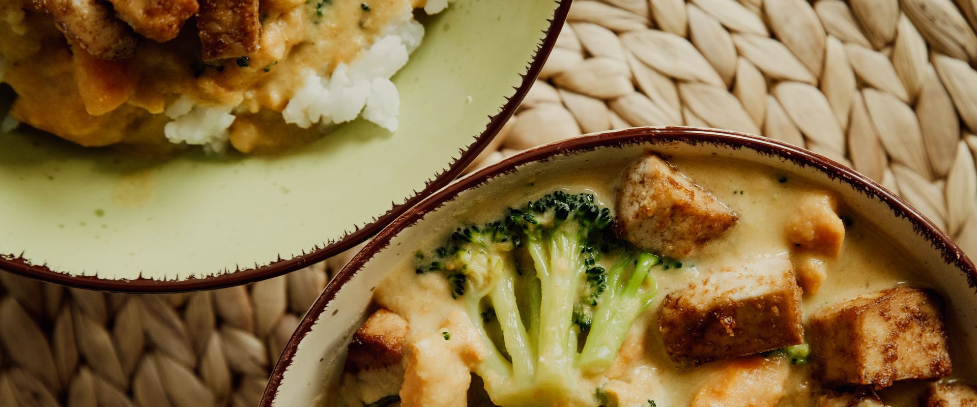 Vegansk skål med broccoli og tofu