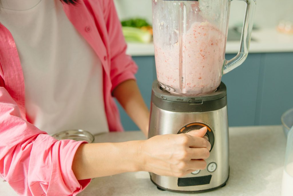 Person laver smoothie i en blender