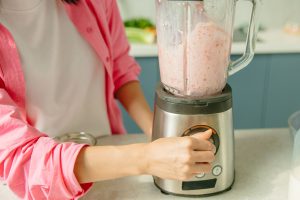 Person laver smoothie i en blender