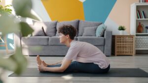 Yoga på måtte derhjemme i stuen
